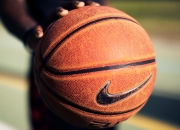 爱游戏官方-黄蜂蛰伏终觉醒，字母哥关键一击定乾坤，雷霆之战的悬念终结者