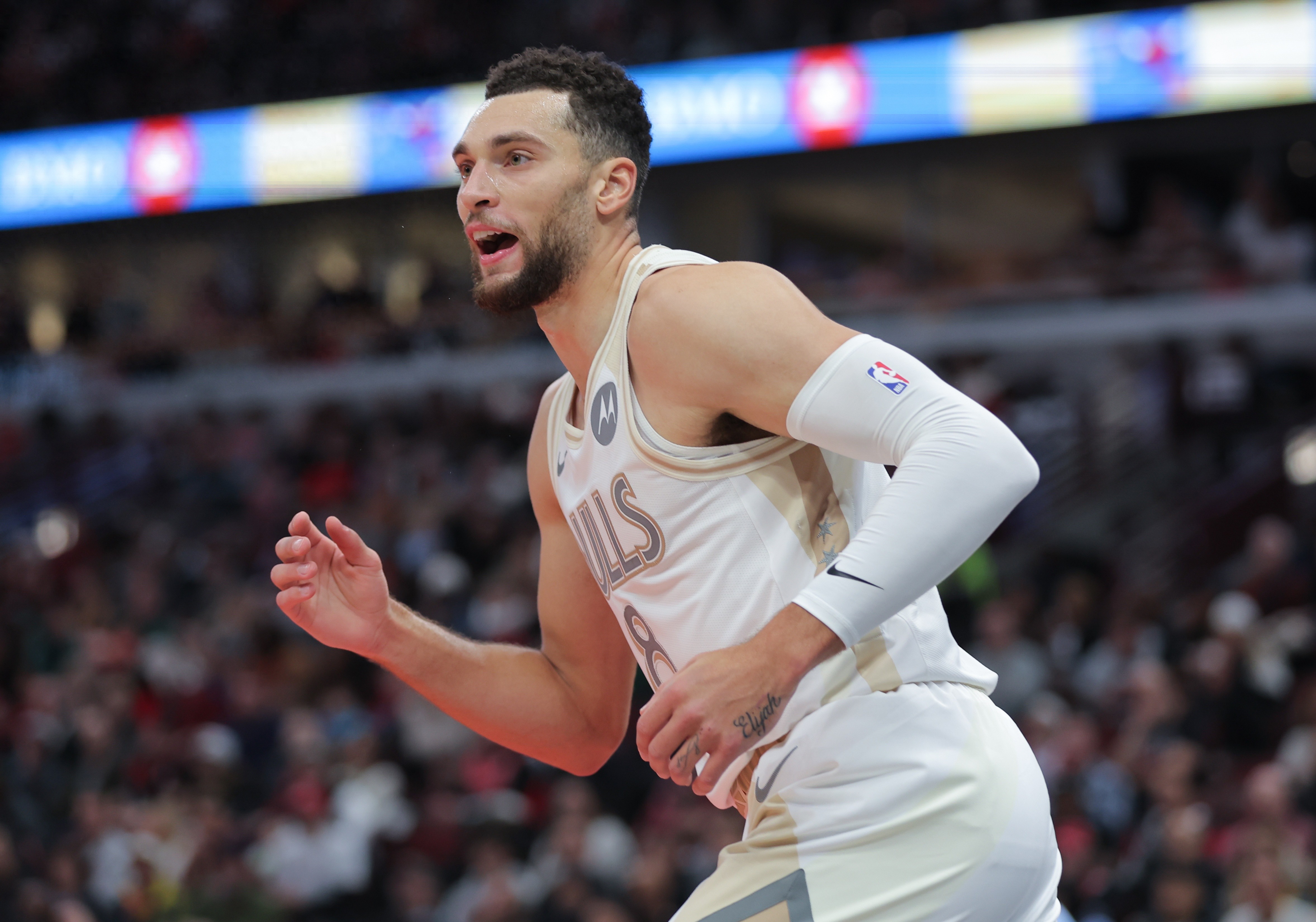 北京队鏖战浙江队,拉文状态火热 北京队鏖战浙江队,拉文状态火热