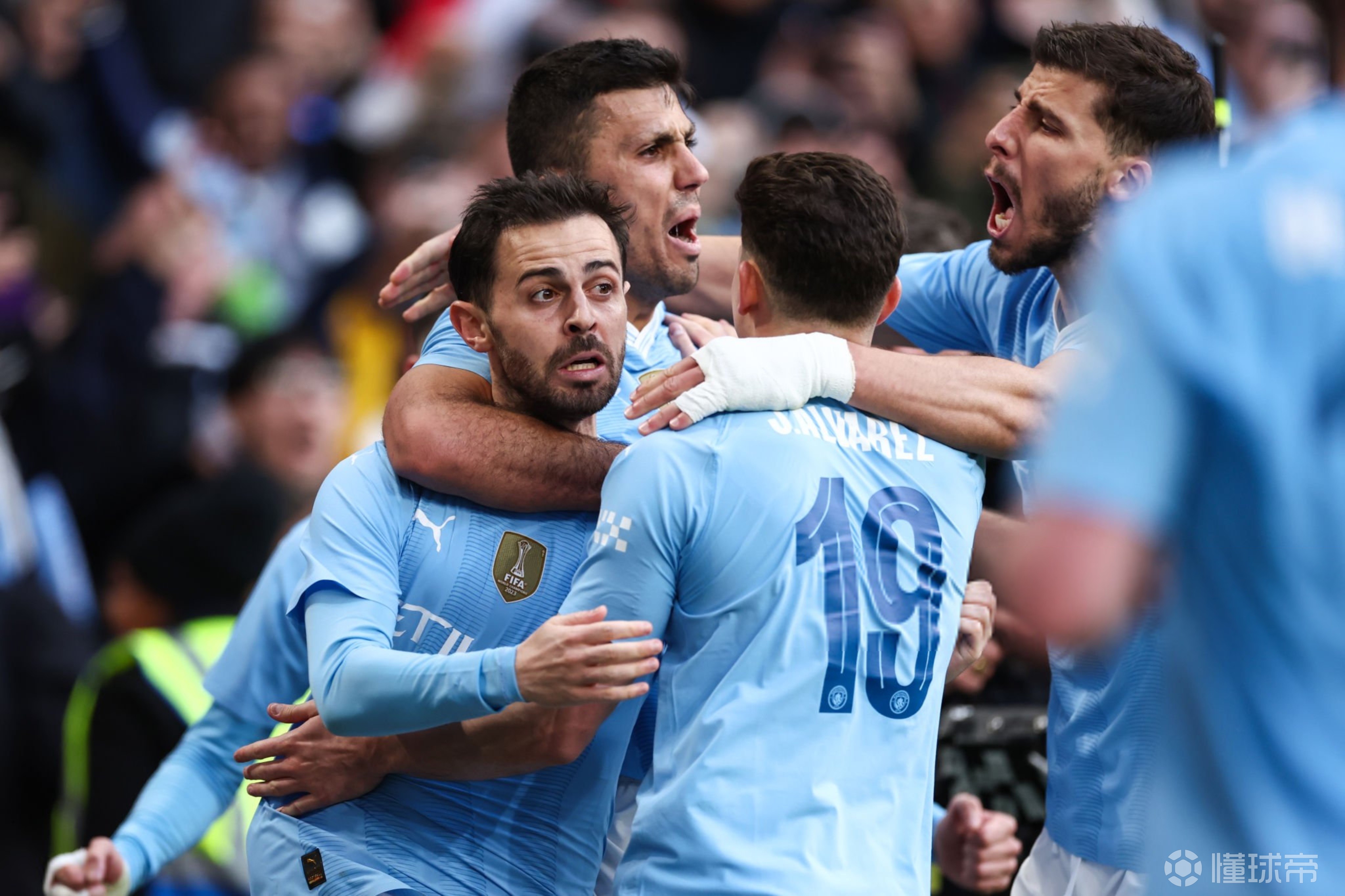 韩国鏖战曼城,伊布统治全场 韩国鏖战曼城,伊布统治全场