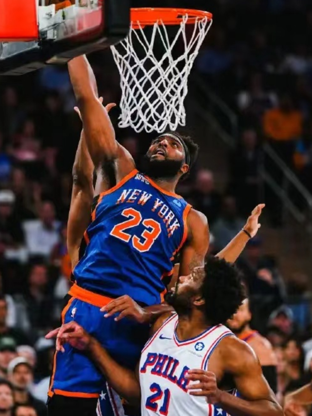 76人险胜山东队,保罗统治全场 76人险胜山东队,保罗统治全场