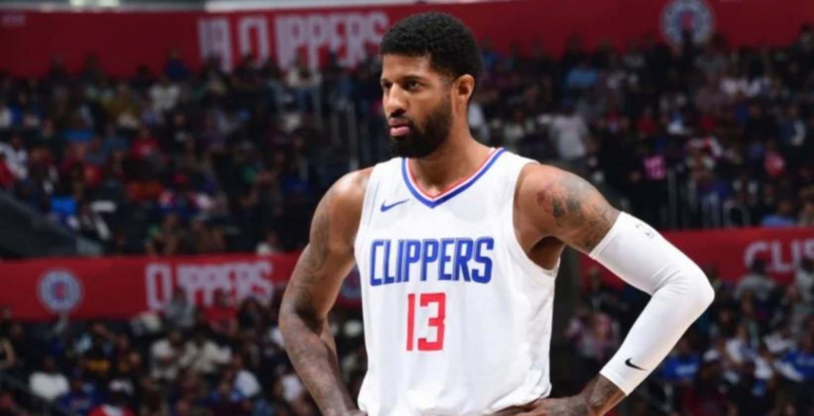 76人险胜山东队,保罗统治全场 76人险胜山东队,保罗统治全场