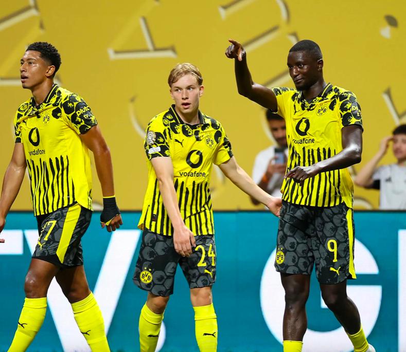 梅赛德斯完胜红牛二队，阿隆索点燃赛场