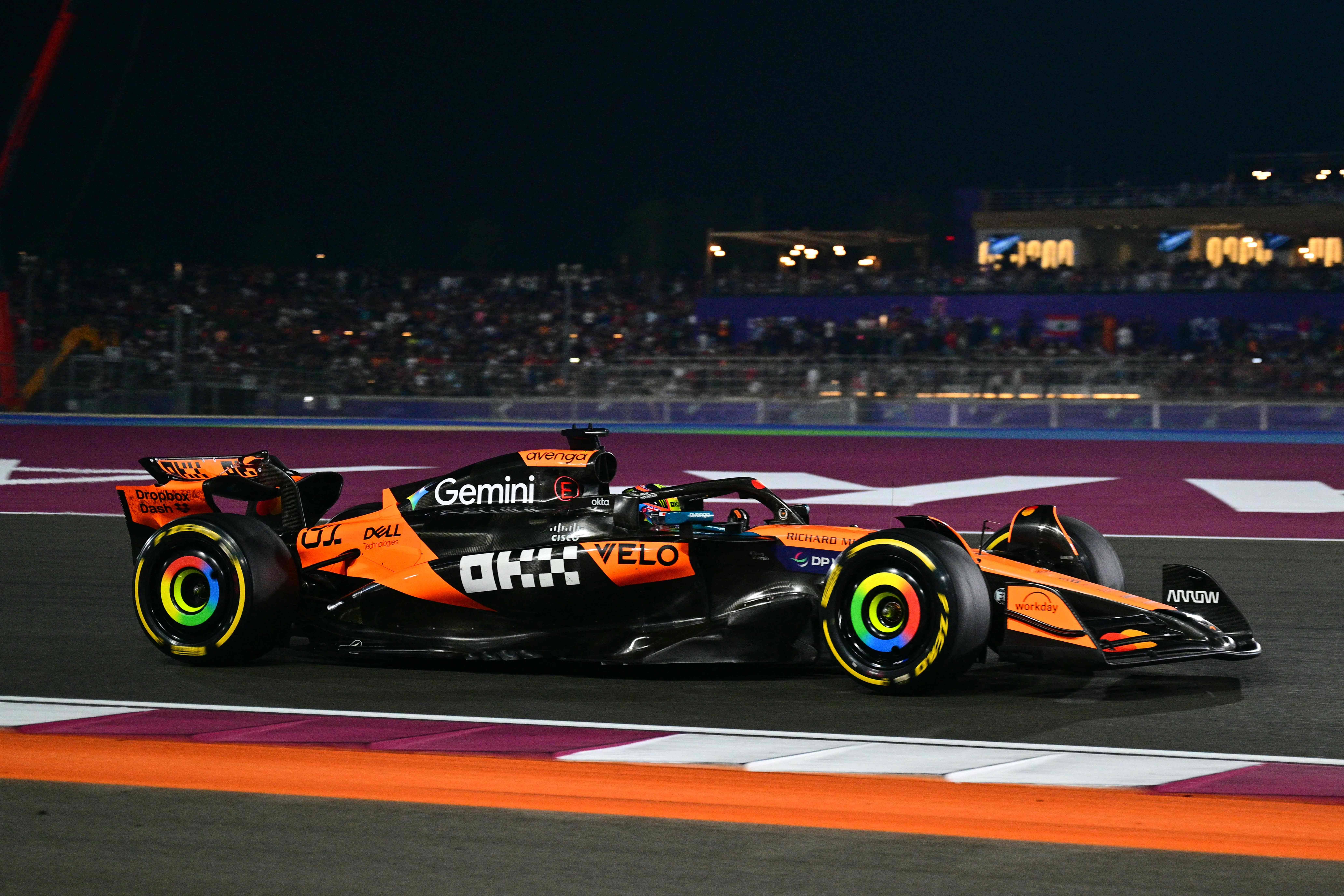 红牛车队轻取雷诺车队,维斯塔潘带队取胜 红牛车队轻取雷诺车队,维斯塔潘带队取胜