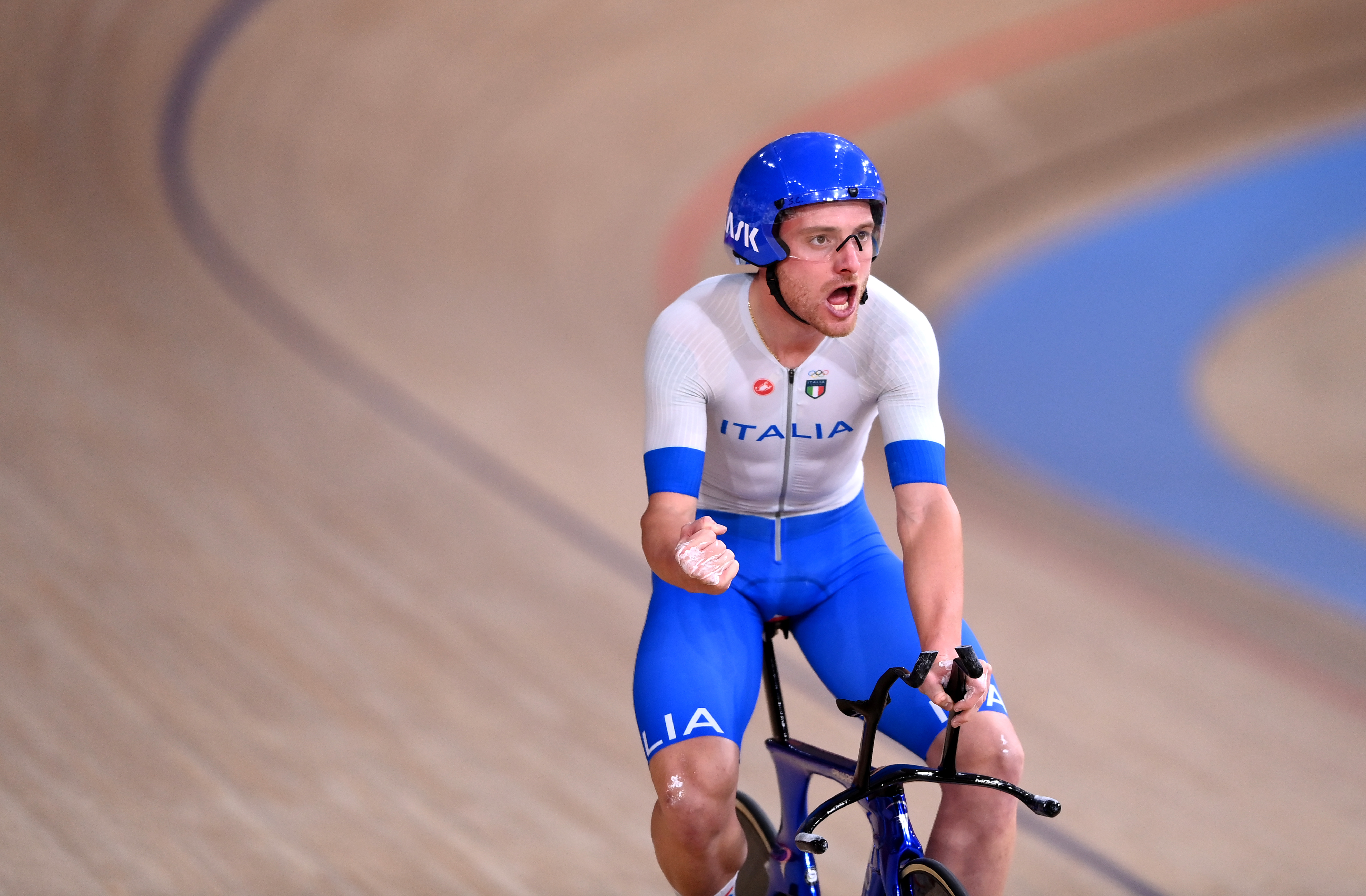 冲刺最后一刻！意大利自行车选手斩获金牌