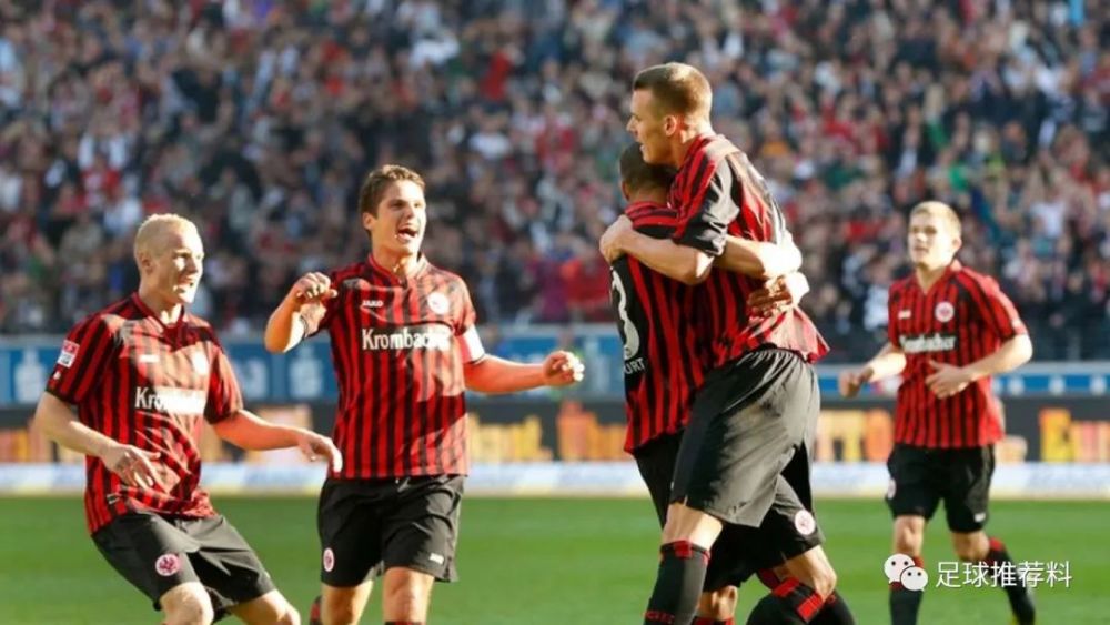 法兰克福惊险获胜，暂居榜首