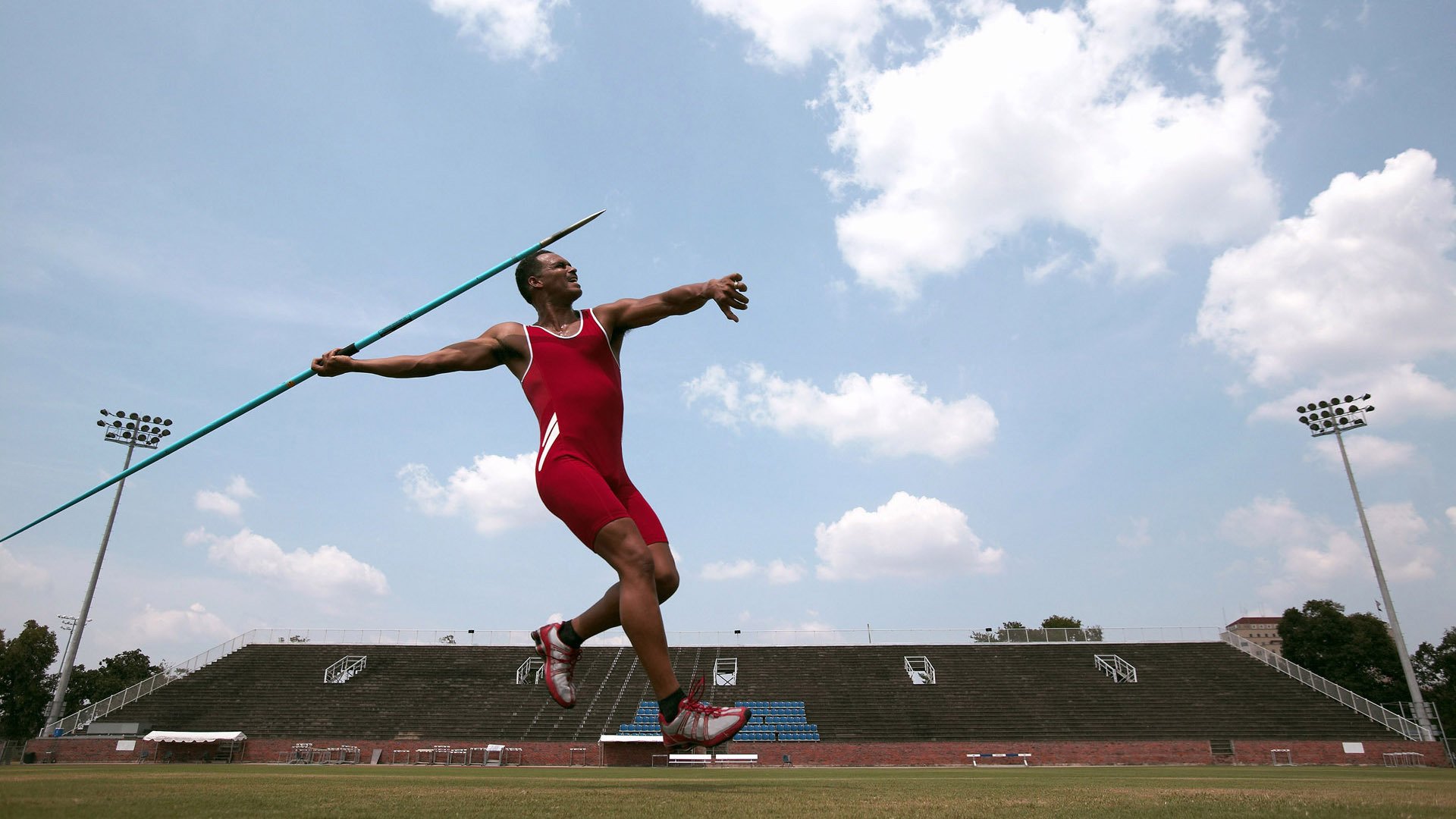 马丁内利爆发一锤定音，荷兰险胜巴拉圭展现争冠韧性